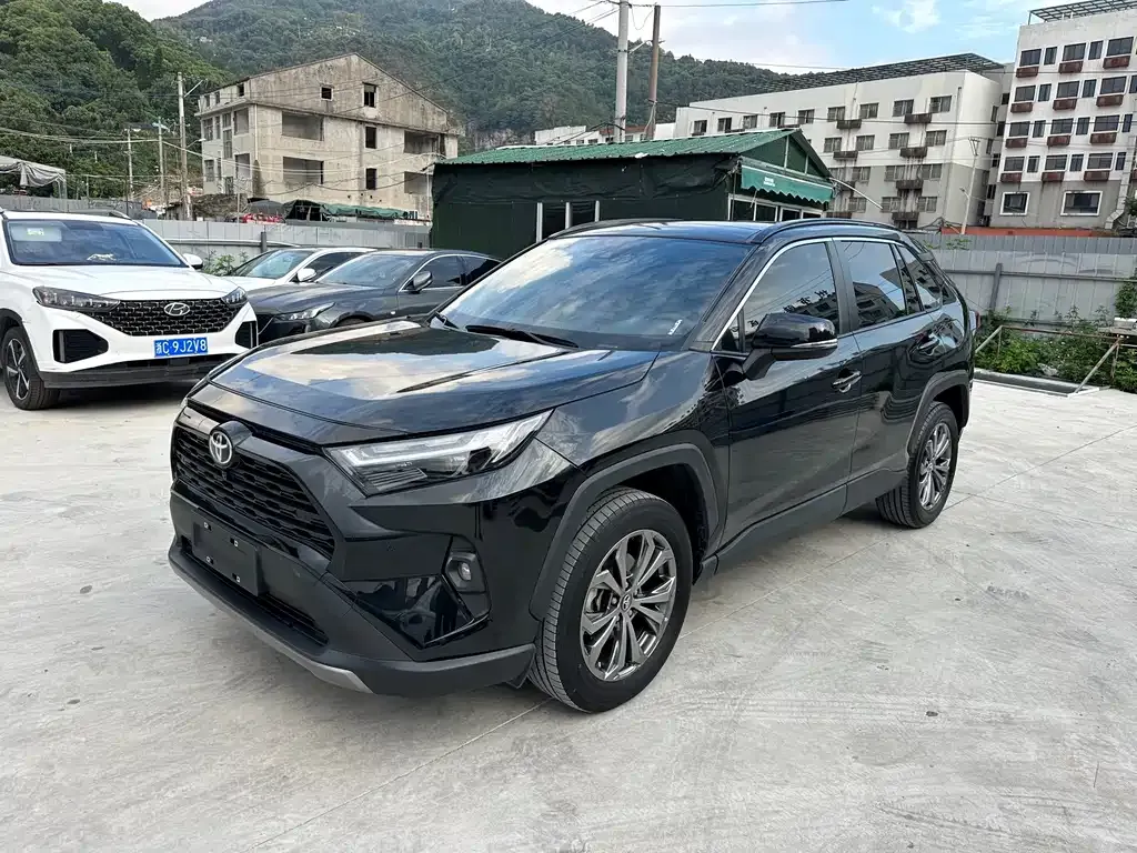 Toyota RAV4 — фото 1