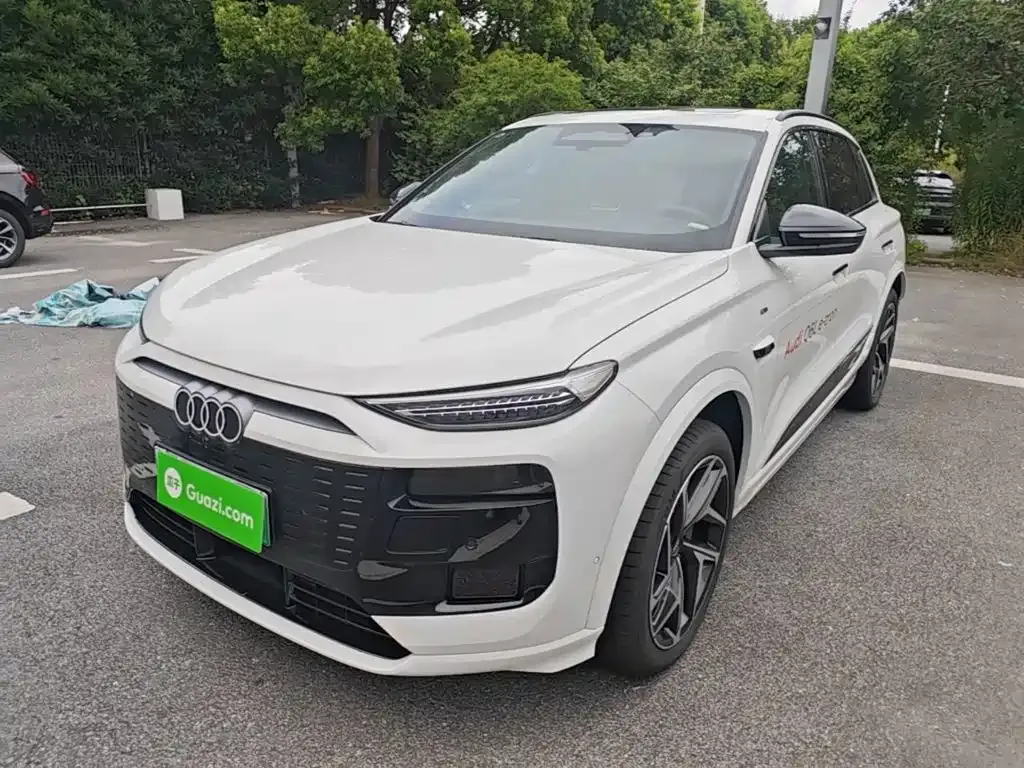 Audi Q6L e-tron — фото 1