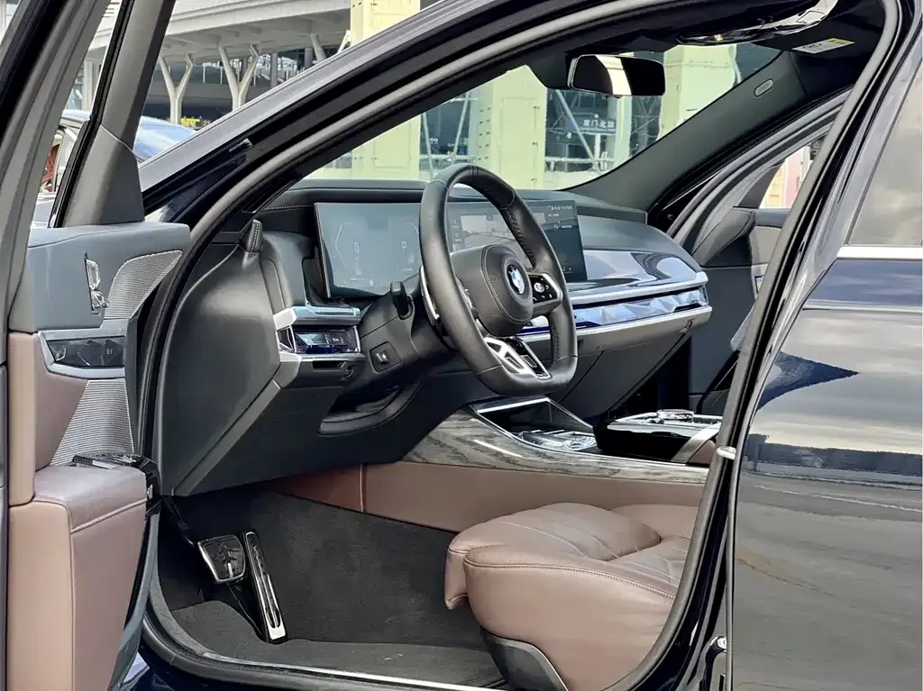 BMW 7 Series — фото 10
