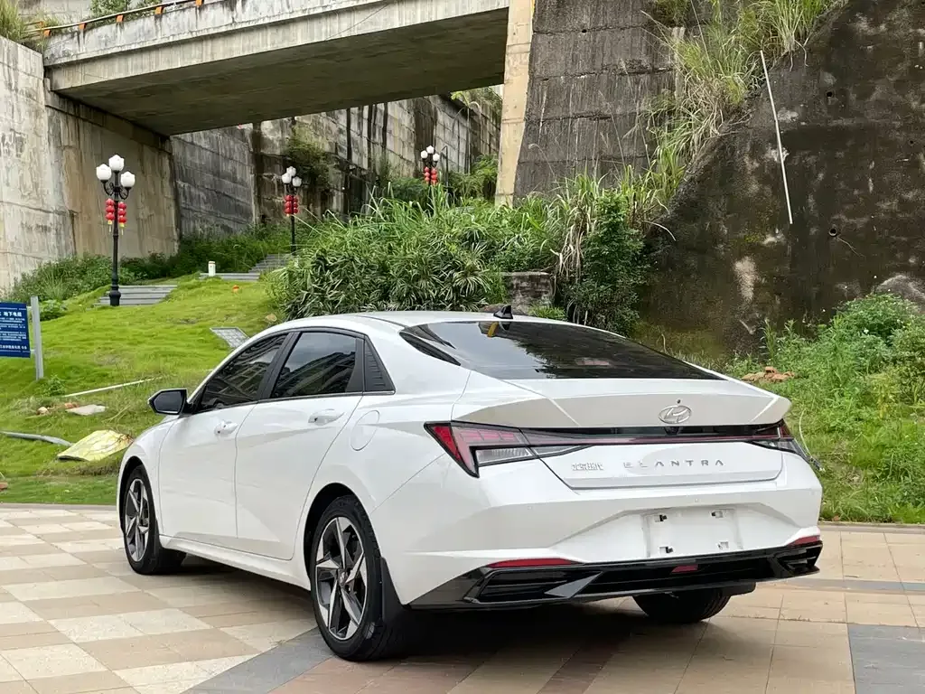 Hyundai Elantra — фото 3