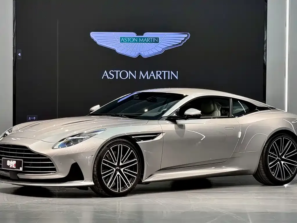 Aston Martin DB12 — фото 1