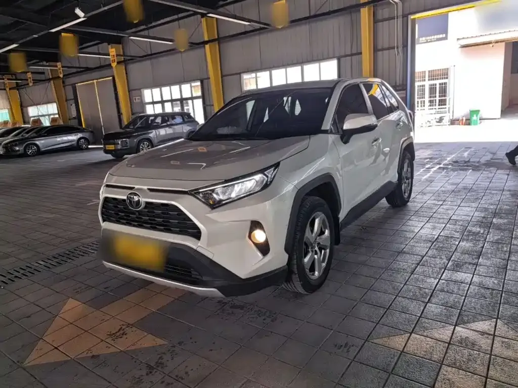 Toyota RAV4 — фото 1