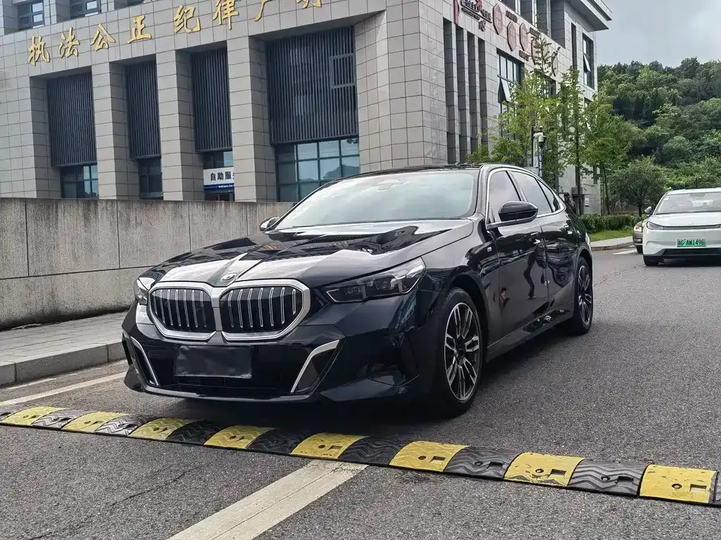 BMW 5 Series — фото 1