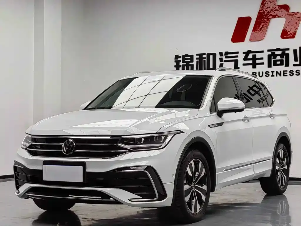 Volkswagen Tiguan L — фото 1