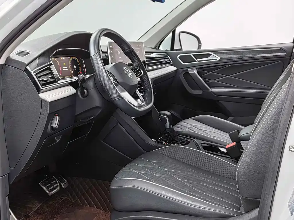 Volkswagen Tiguan L — фото 10