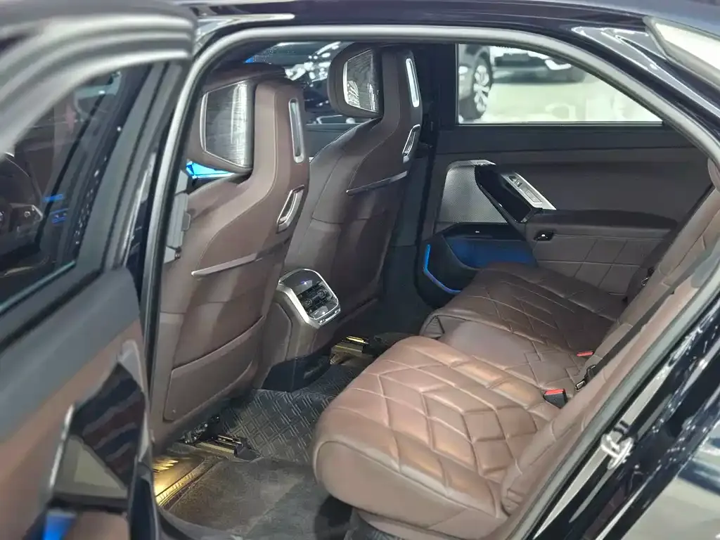 BMW 7 Series — фото 10