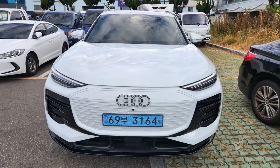 Audi Q6 e-tron — фото 1