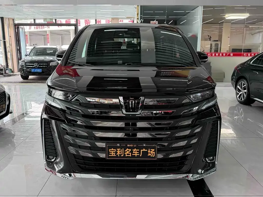 Toyota Vellfire — фото 1