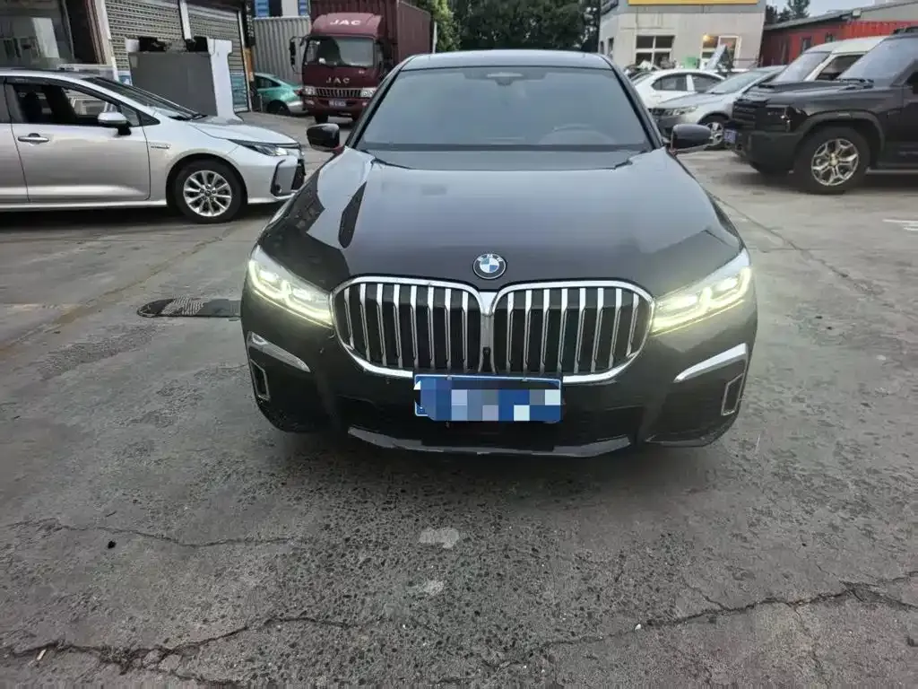 BMW 7 Series — фото 1