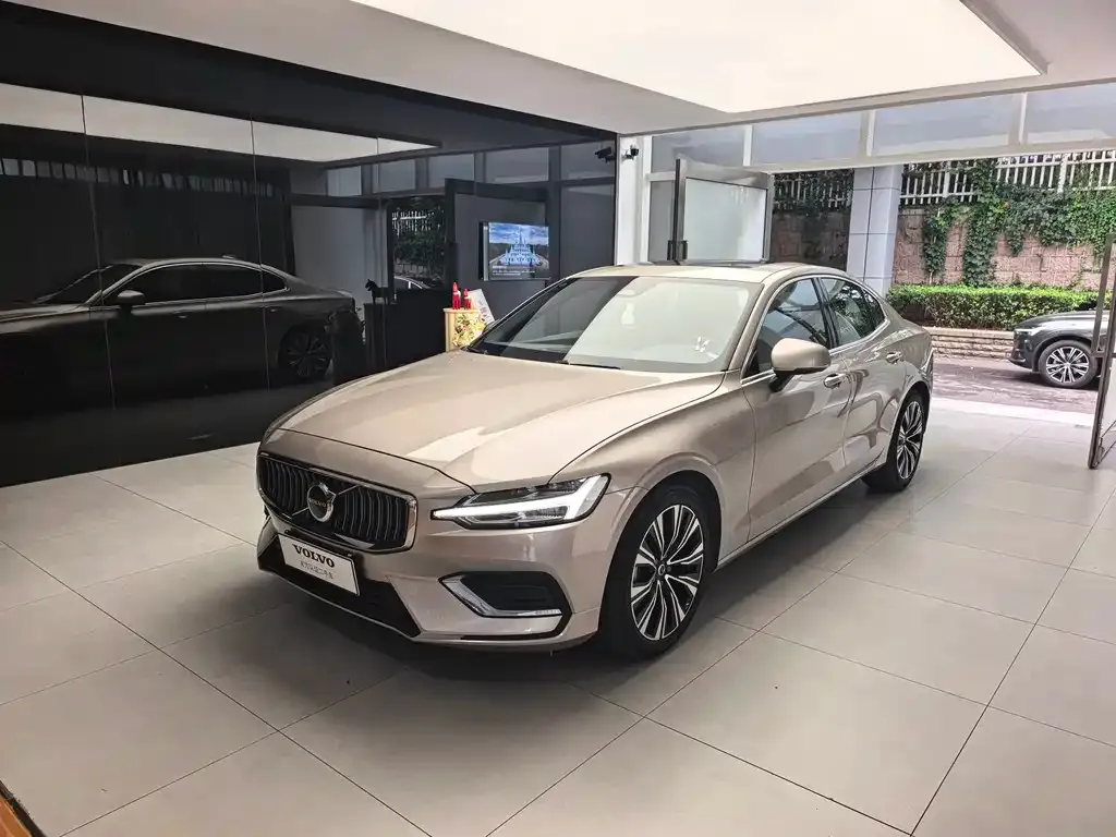 Volvo S60 — фото 1