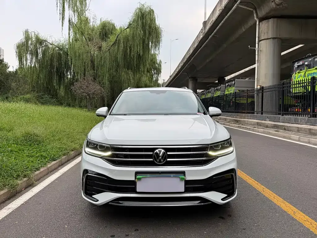 Volkswagen Tiguan L — фото 7