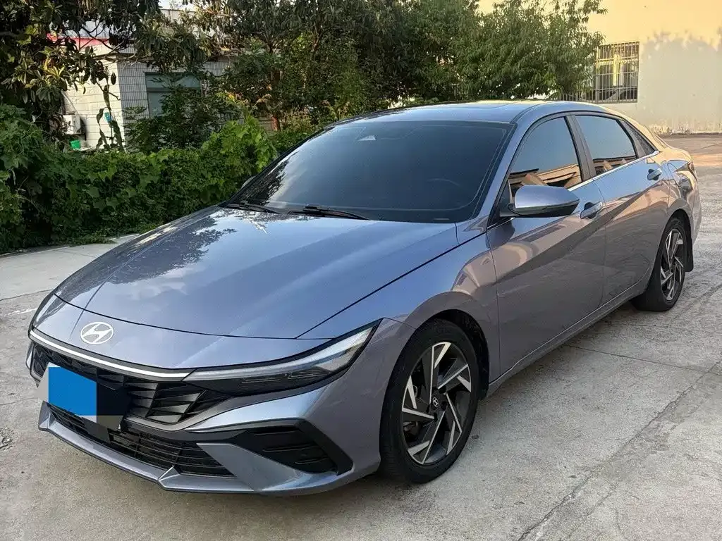 Hyundai Elantra — фото 1