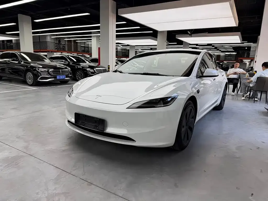 Tesla Model 3 — фото 1