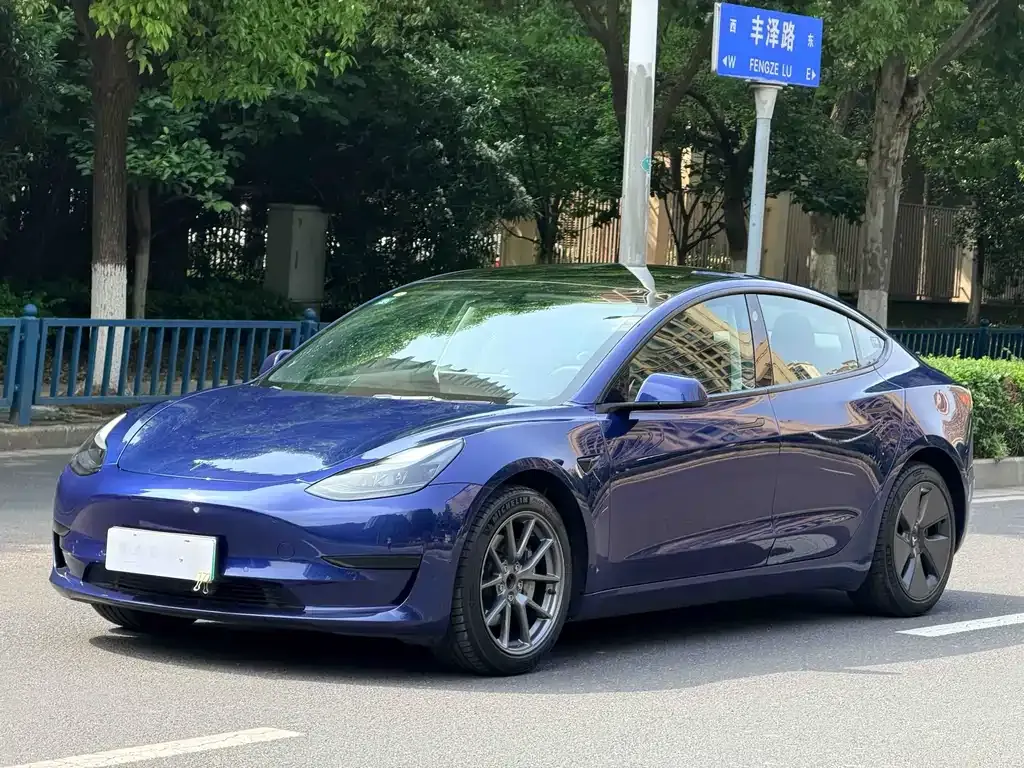 Tesla Model 3 — фото 1