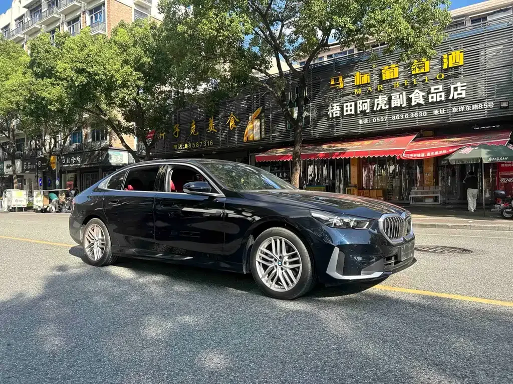 BMW 5 Series — фото 1