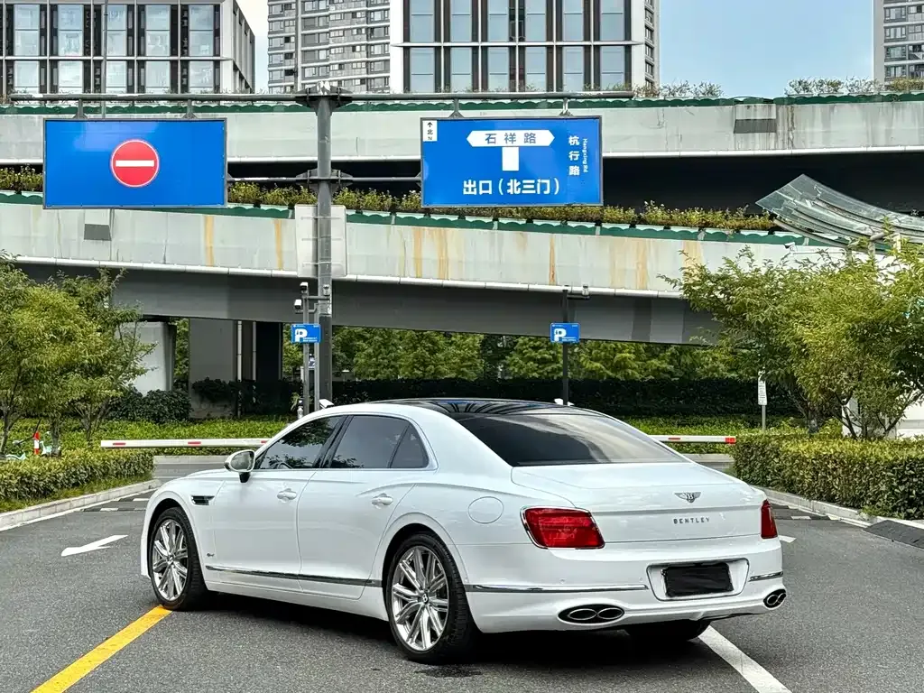 Bentley Flying Spur PHEV — фото 3