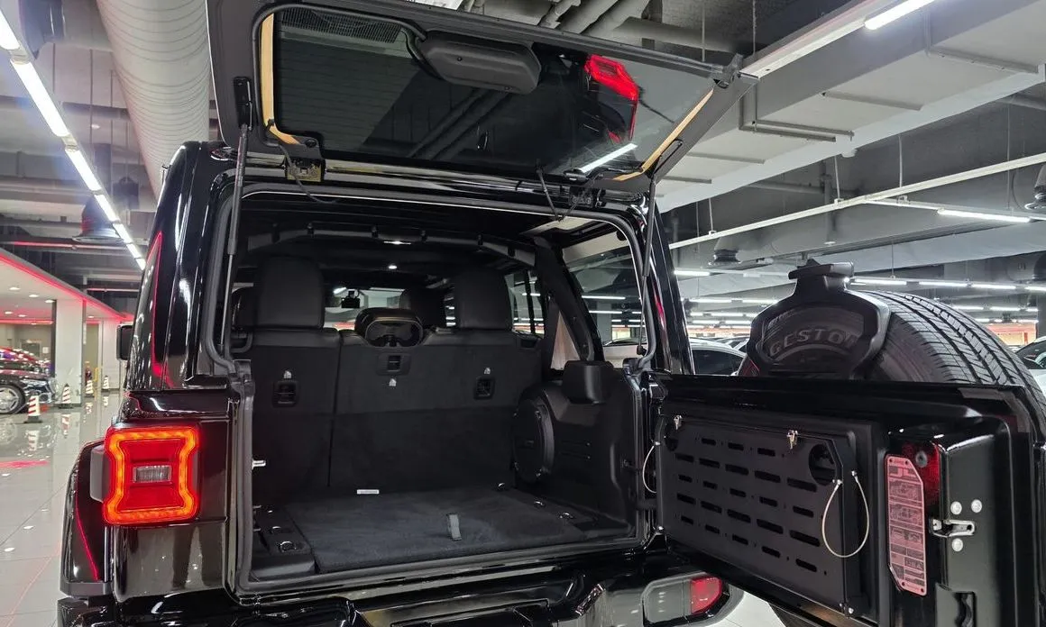Jeep Wrangler — фото 7