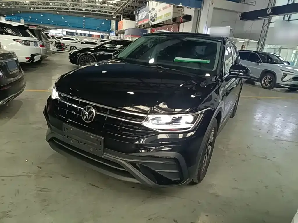 Volkswagen Tiguan L — фото 1
