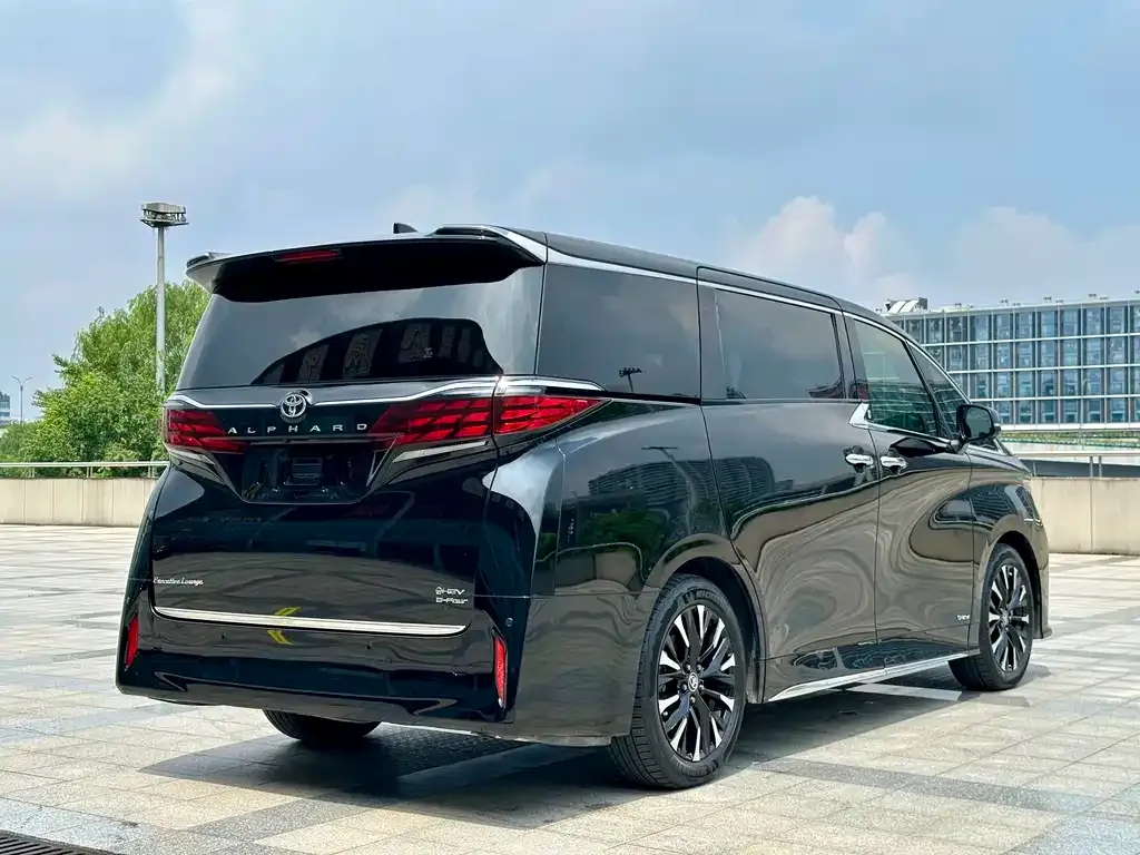 Toyota Alphard — фото 4