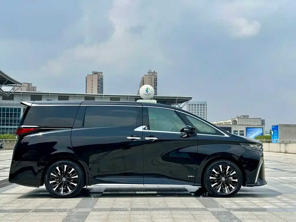 Toyota Alphard — фото 2