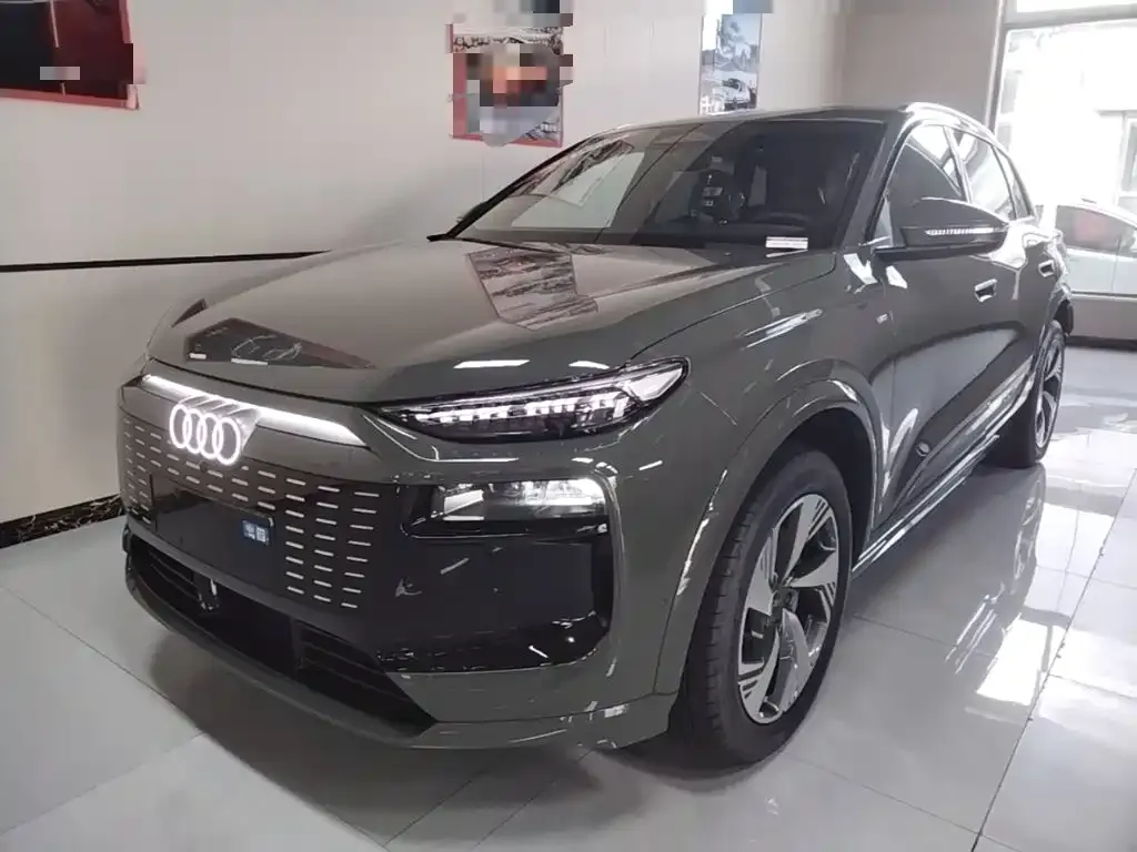 Audi Q6L e-tron — фото 1