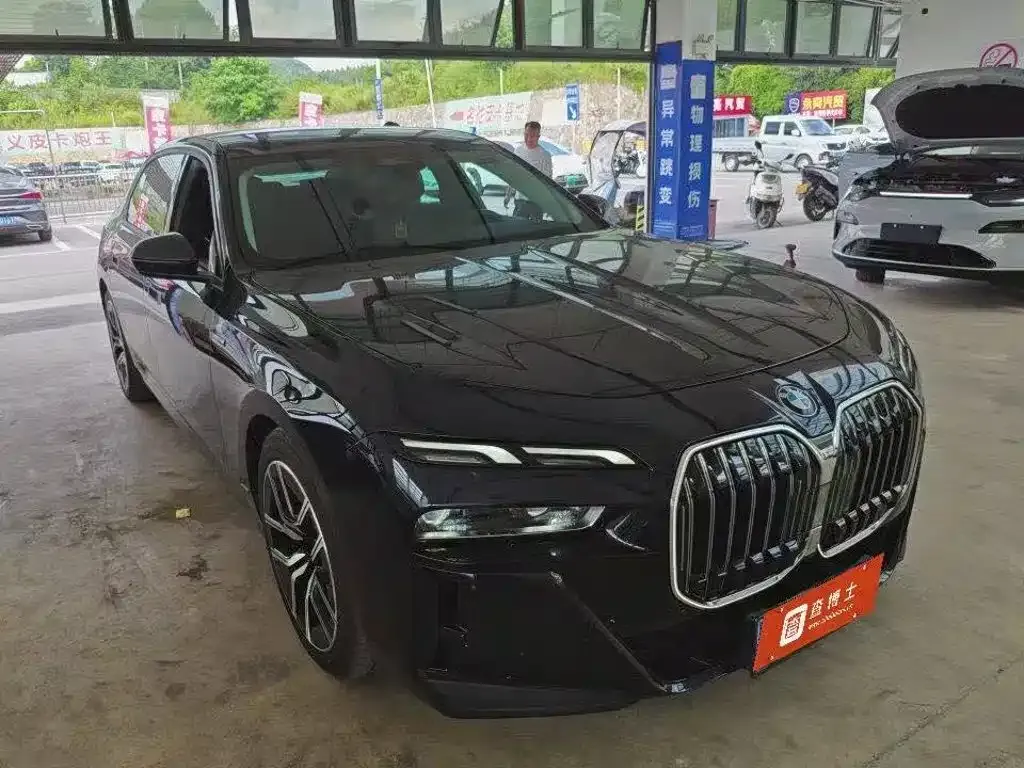 BMW 7 Series — фото 1