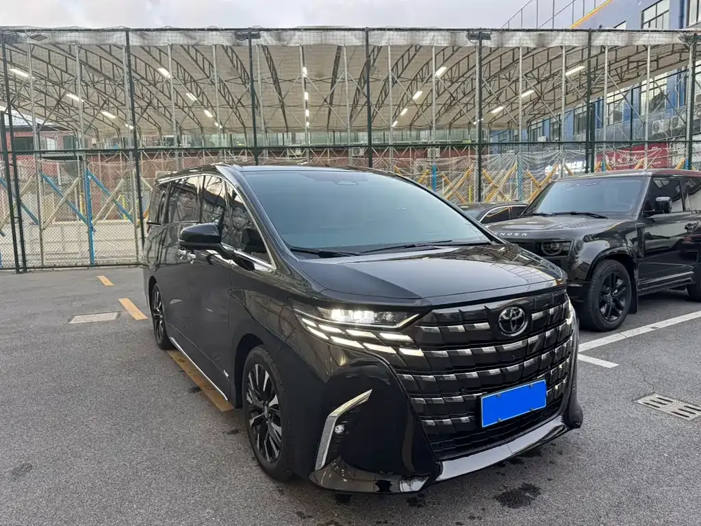 Toyota Alphard — фото 1