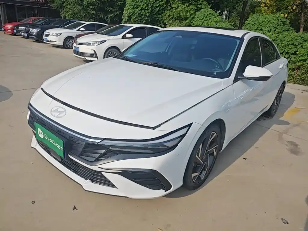 Hyundai Elantra — фото 1