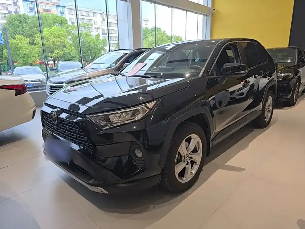 Toyota RAV4 — фото 1
