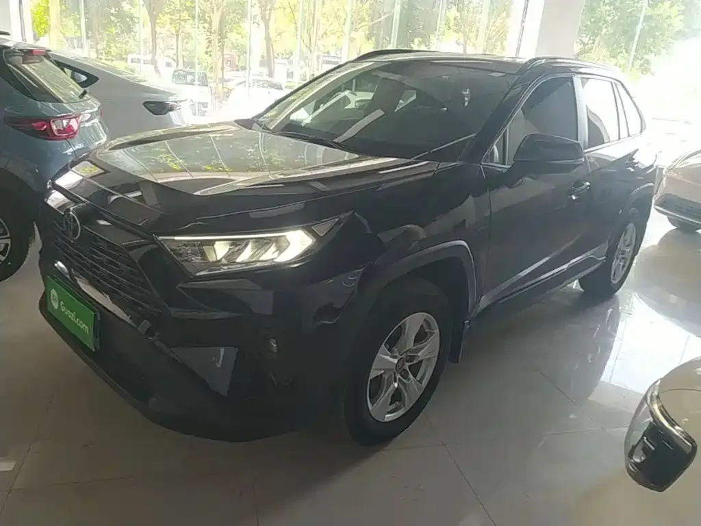 Toyota RAV4 — фото 1