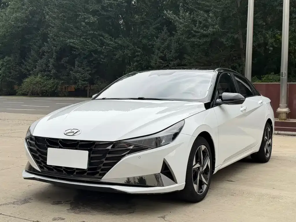 Hyundai Elantra — фото 1
