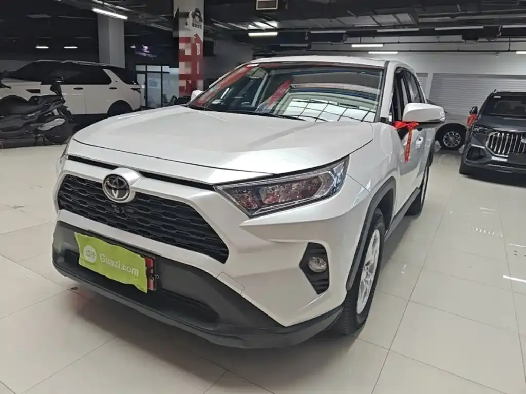 Toyota RAV4 — фото 1