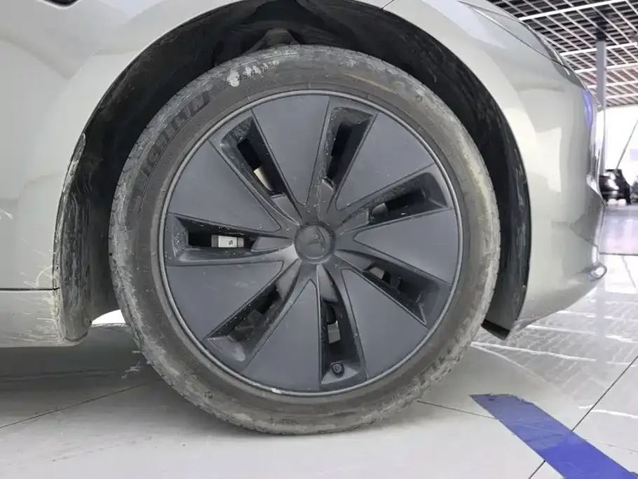 Tesla Model 3 — фото 3