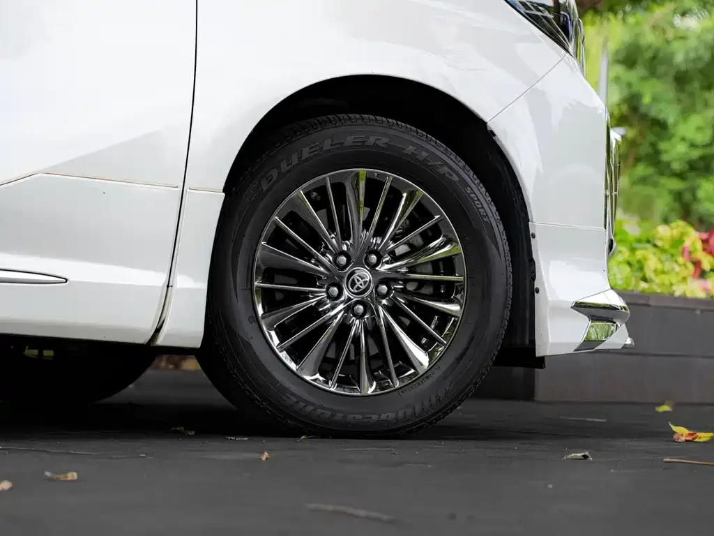 Toyota Alphard — фото 2