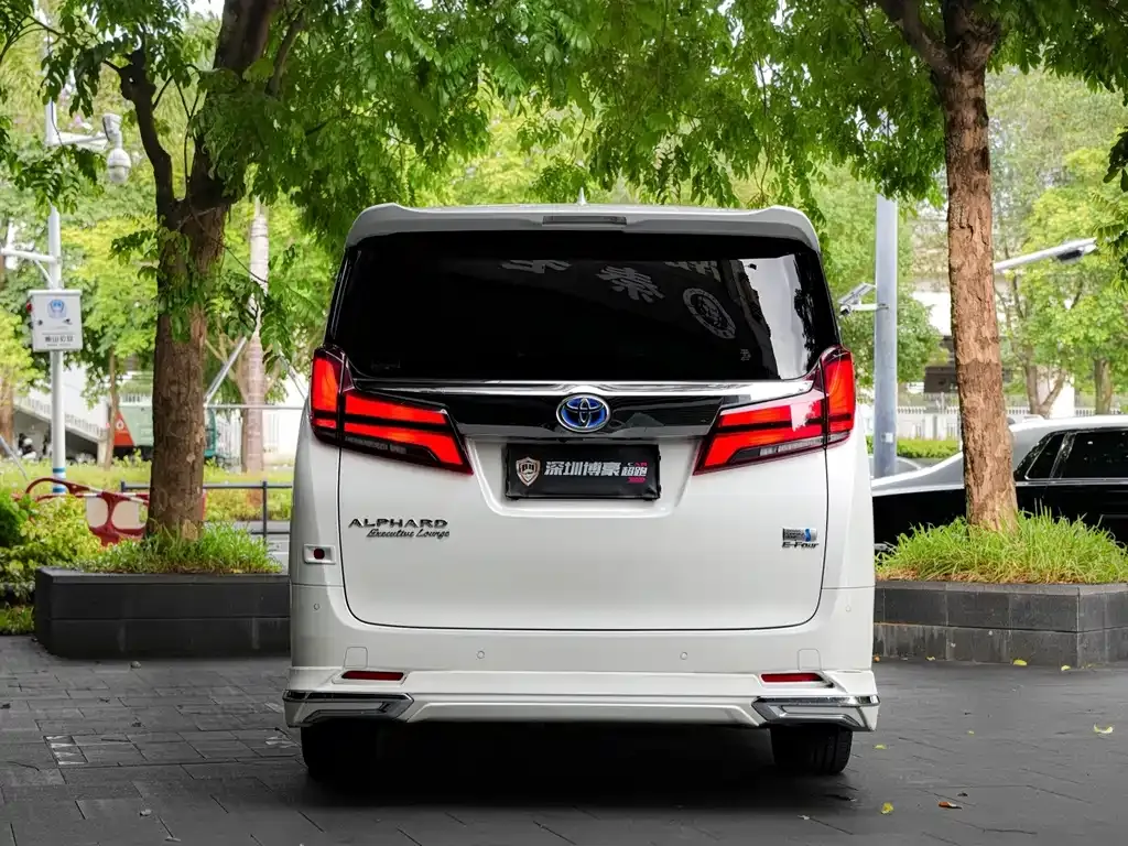 Toyota Alphard — фото 7