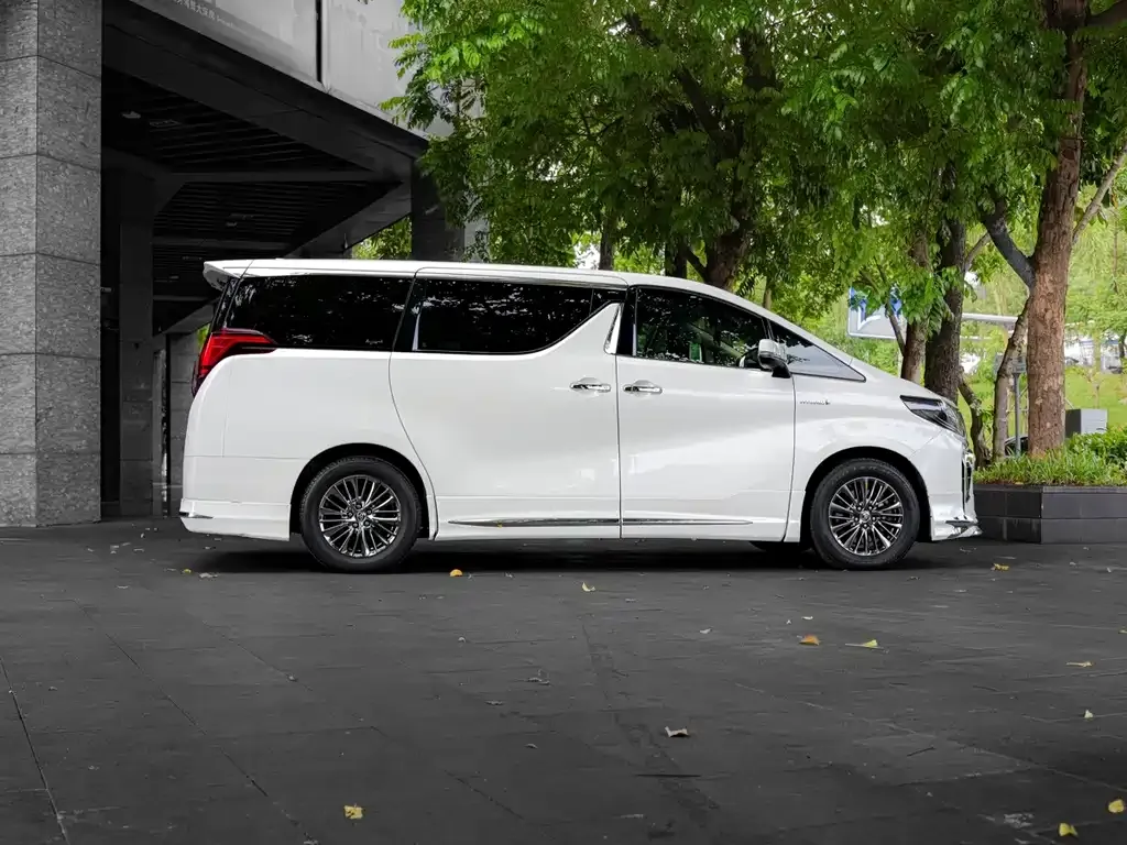 Toyota Alphard — фото 4