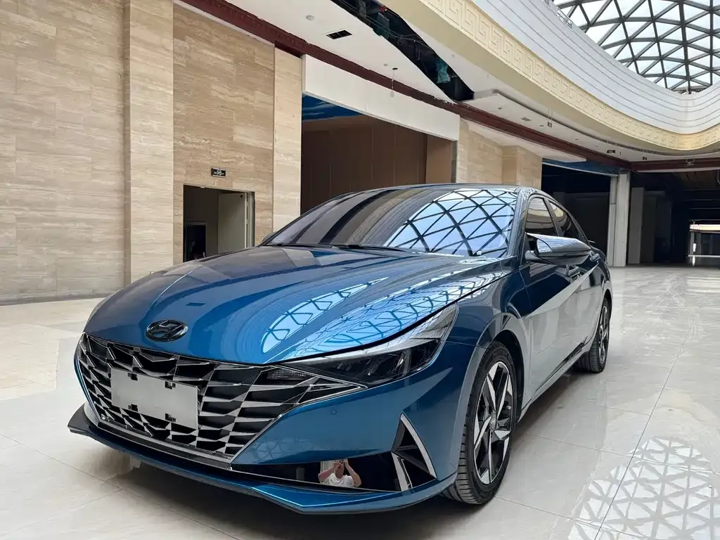 Hyundai Elantra — фото 1