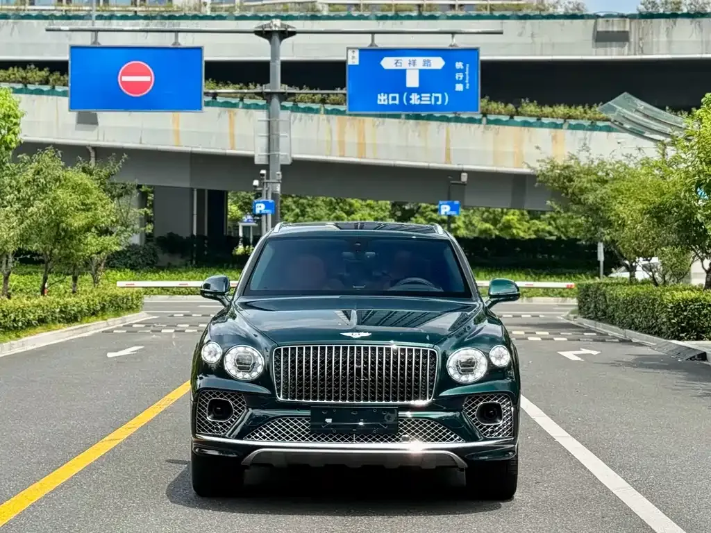 Bentley Bentayga — фото 1