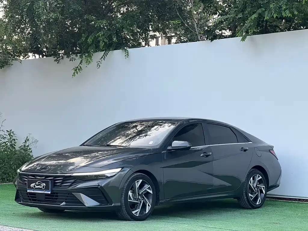 Hyundai Elantra — фото 1