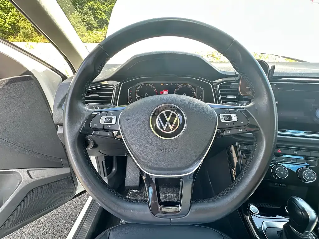 Volkswagen T-Roc — фото 9