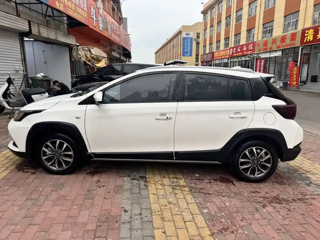 Toyota Yaris L — фото 3