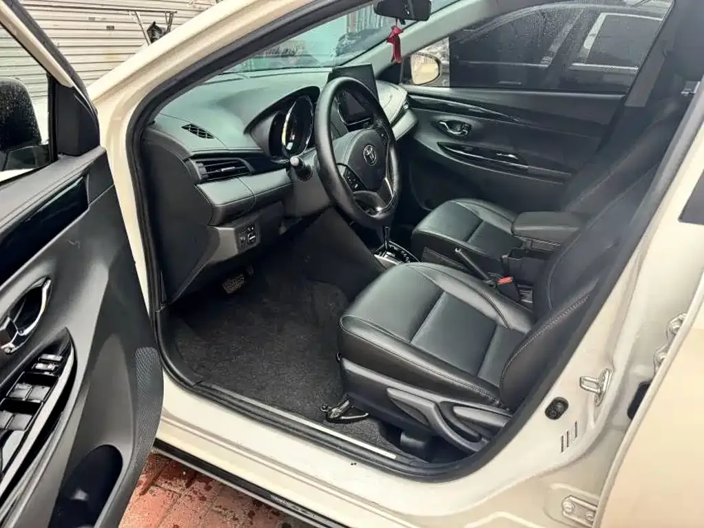 Toyota Yaris L — фото 2