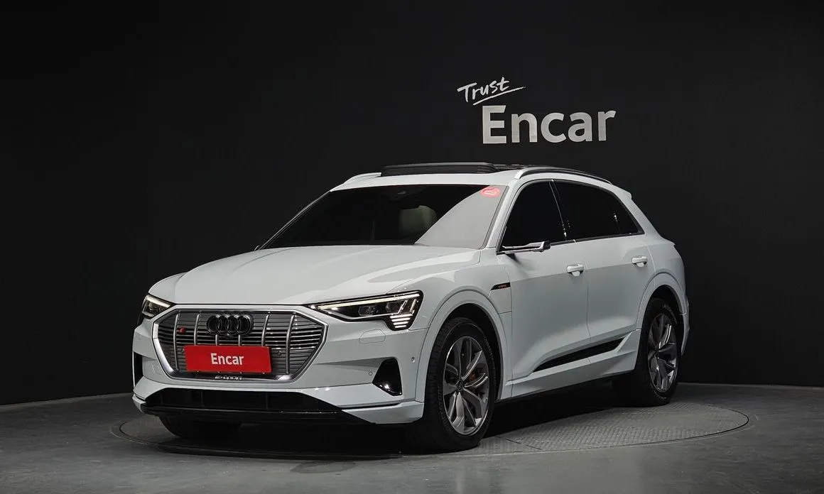 Audi e-tron — фото 1