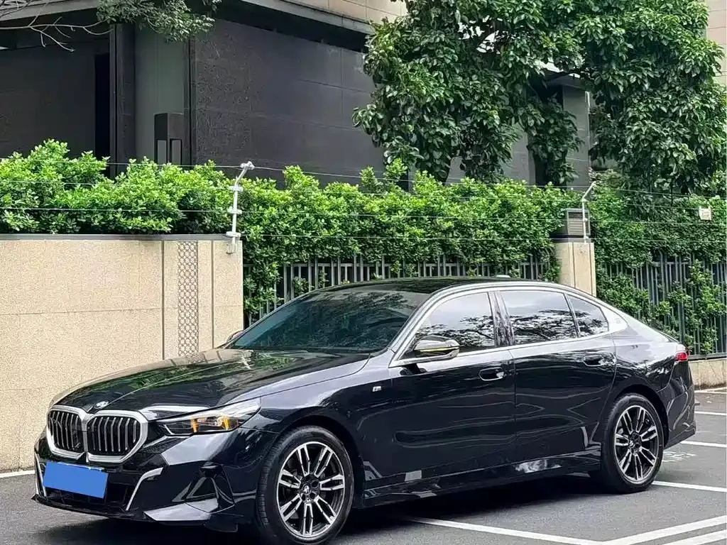 BMW 5 Series — фото 1