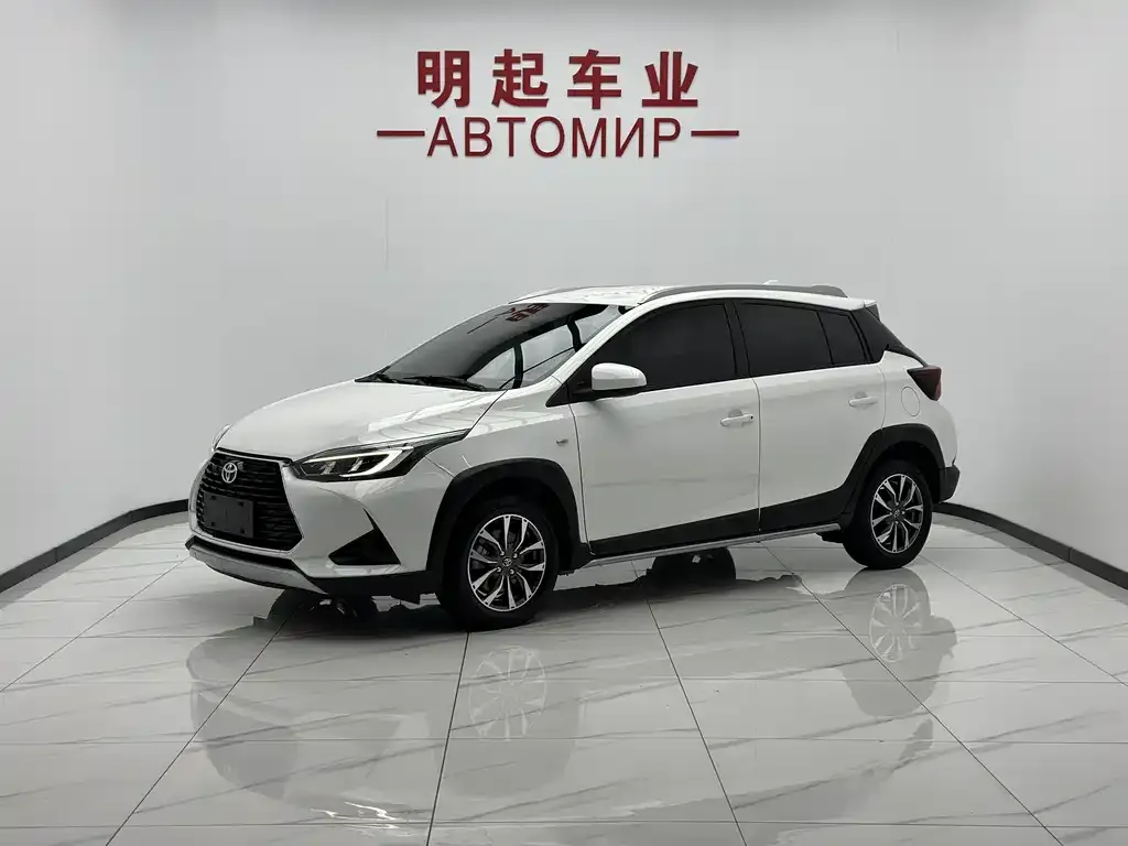 Toyota Yaris L — фото 1