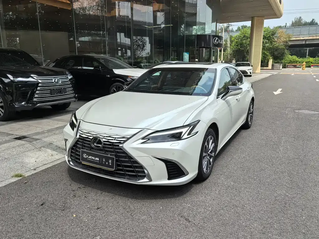 Lexus ES — фото 1