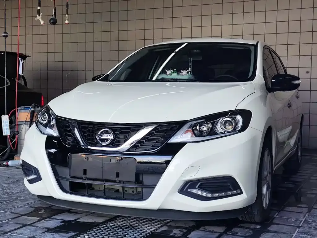 Nissan Tiida — фото 1
