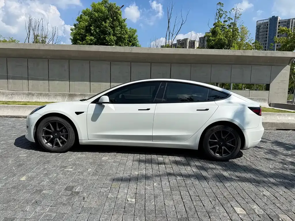 Tesla Model 3 — фото 4