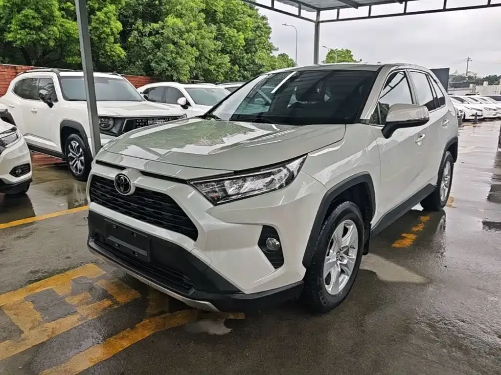Toyota RAV4 — фото 1