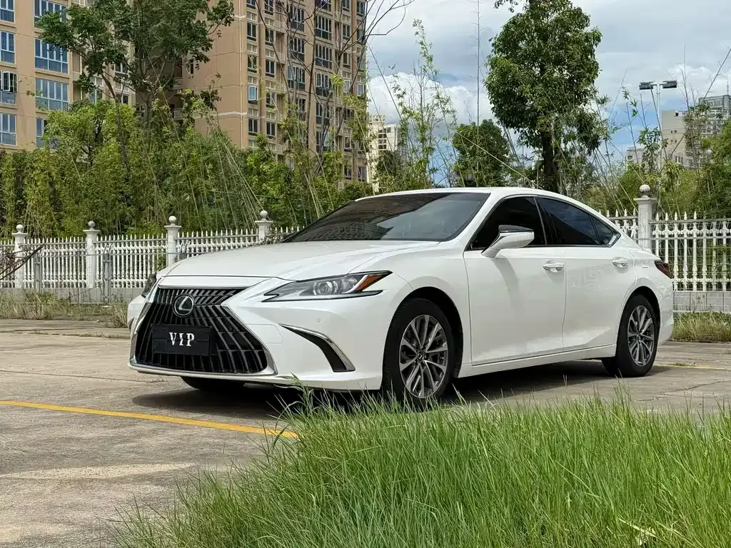 Lexus ES — фото 1